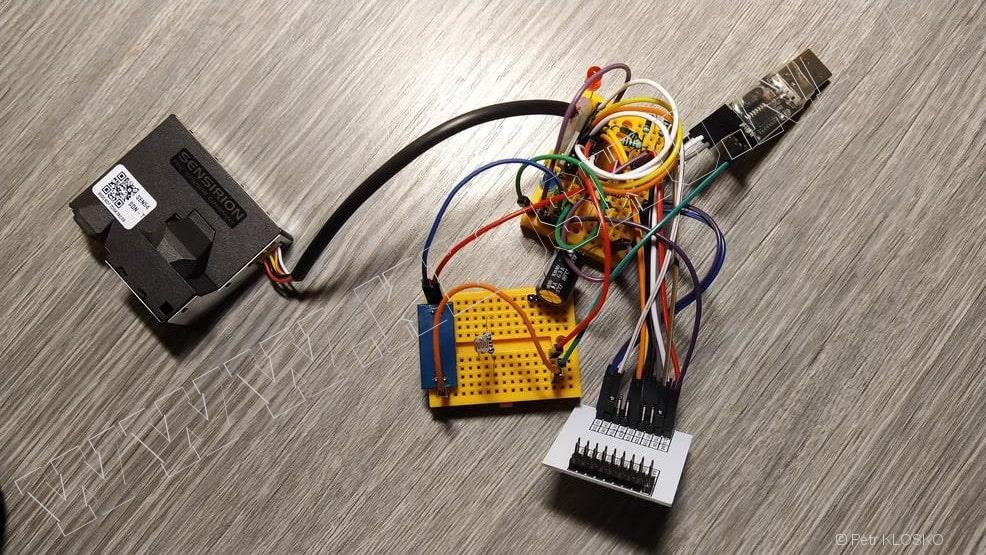 Detail - SEN54 s ESP32 na bastlboardu