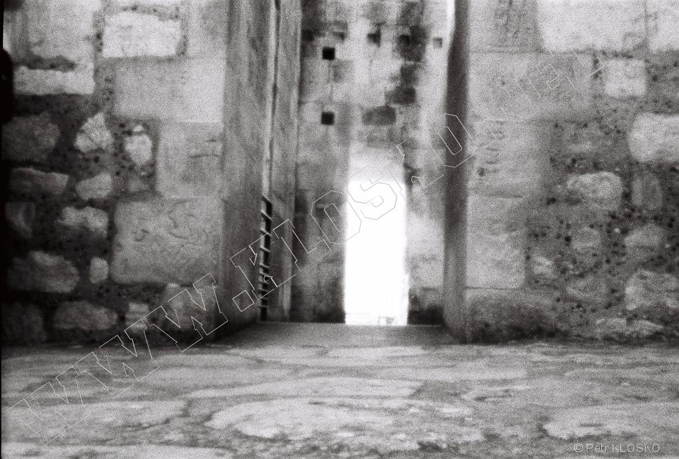 Detail - D�rkov� komora - fotky XXIV - Arles, chodby kolosea