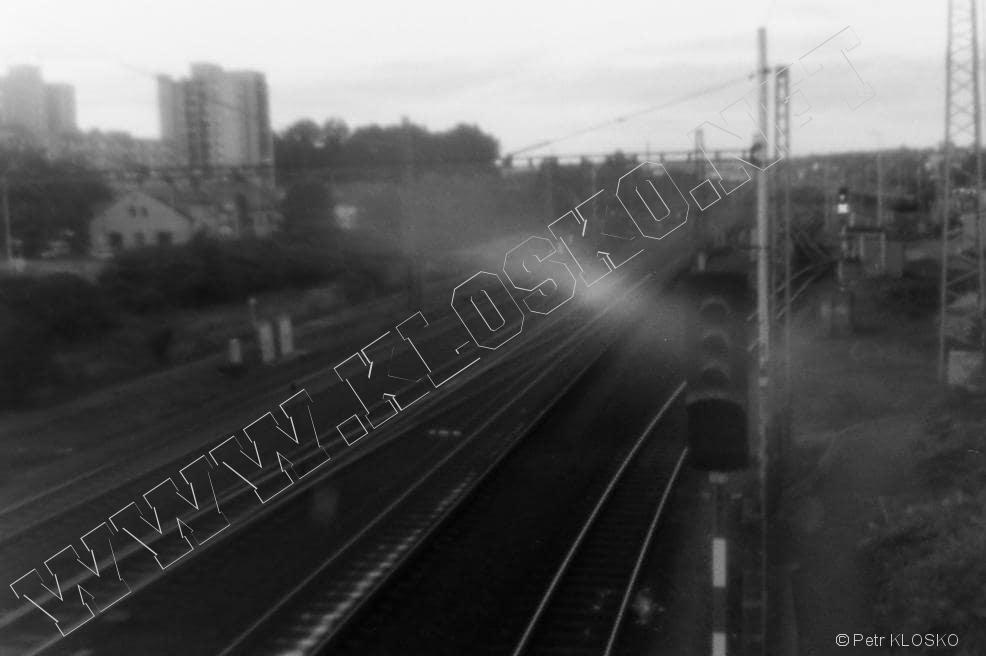 Detail - D�rkov� komora - fotky XXV - Nadchod a vlak, �esk� T��n